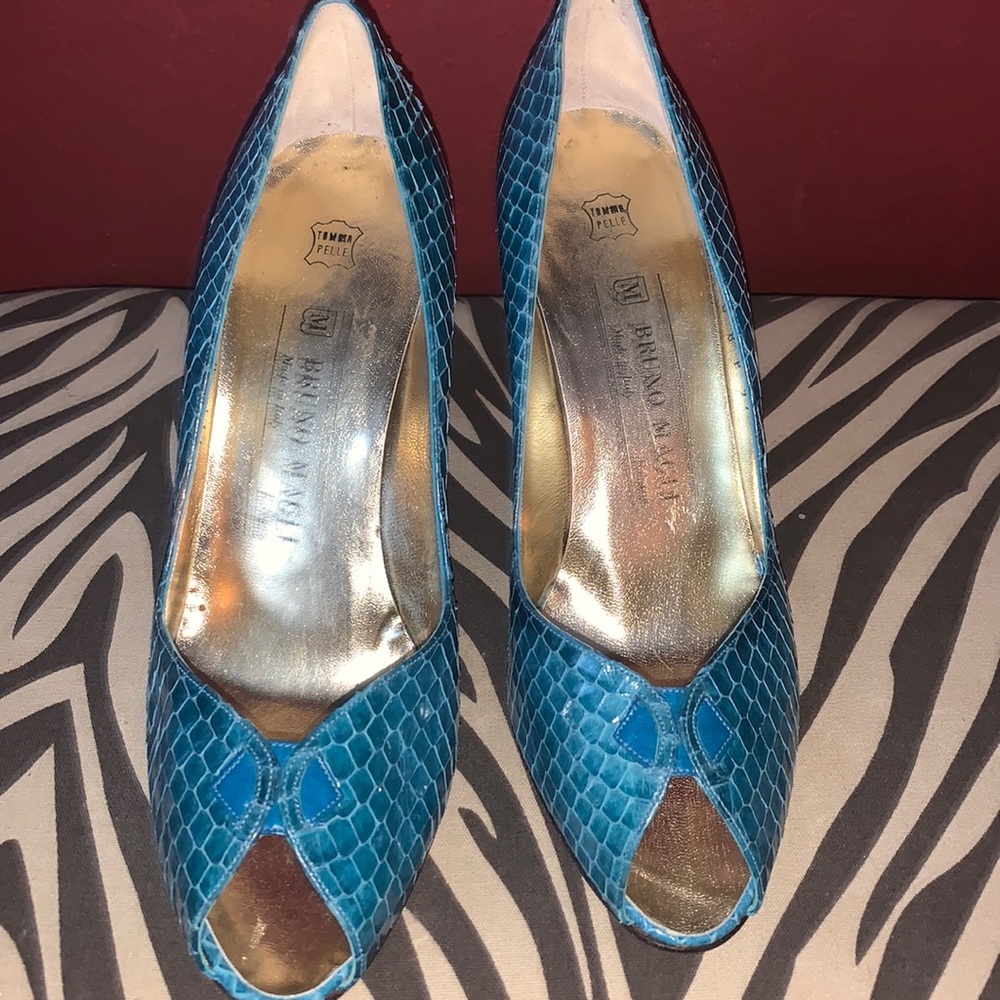 Designer BRUNO MAGLI Beautiful Snake Print peep toe heels, Size 8
